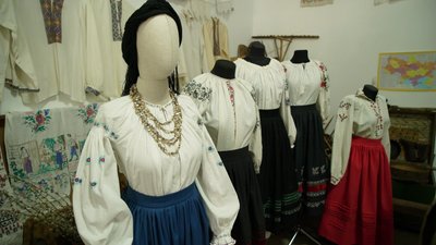 "Вишиванка личить усім". У Кропивницькому в етнолабораторії влаштували фотосесію для кропивничан у вишитих сорочках "Вишиванка личить усім". У Кропивницькому в етнолабораторії влаштували фотосесію для кропивничан у вишитих сорочках