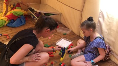 Понад сотня дітей щодня відвідують літній простір “Спільно Кепм в Ужгороді” Понад сотня дітей щодня відвідують літній простір “Спільно Кепм в Ужгороді”
