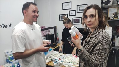 «До першої години ночі на зв'язку». Один день з волонтеркою з Дніпра – репортаж