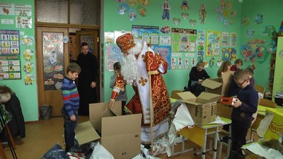 Після свята діти розпаковували подарунки. Після свята діти розпаковували подарунки.