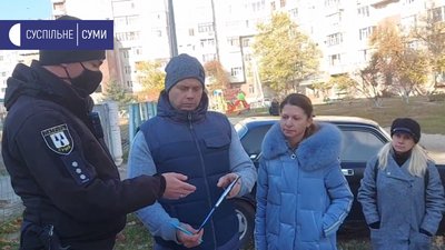 У 30 школі в Сумах батьки привели дітей у школи, протестуючи проти дистанційного навчання У 30 школі в Сумах батьки привели дітей у школи, протестуючи проти дистанційного навчання