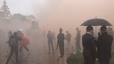 Під Радою вимагали відставки Авакова та підпалили міліцейський "бобік"
