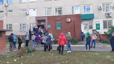 У Миколаєві до центрів вакцинації вишикувались черги У Миколаєві до центрів вакцинації вишикувались черги