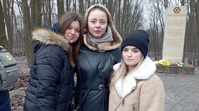Поклали квіти й каміння: на Тернопільщині вшанували пам'ять жертв Голокосту Поклали квіти й каміння: на Тернопільщині вшанували пам'ять жертв Голокосту