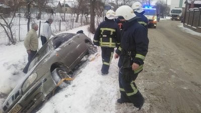 На Прикарпатті пасажирський автобус з'їхав у кювет. Рятувальники надали допомогу На Прикарпатті пасажирський автобус з'їхав у кювет. Рятувальники надали допомогу