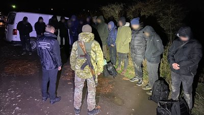 Понад 111 тис. дол. за перетин кордону: закарпатець намагався переправити до Угорщини 16 чоловіків