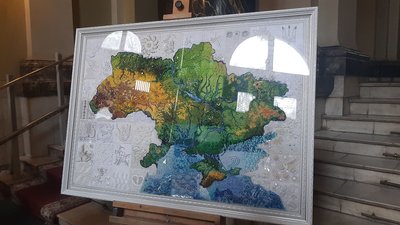 У Львові презентували рельєфну мапу України. Її вишивали 70 майстринь
