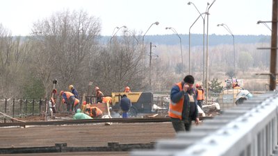 Біля Чернігова відкрили міст через Десну: рух дозволили усім видам транспорту Біля Чернігова відкрили міст через Десну: рух дозволили усім видам транспорту