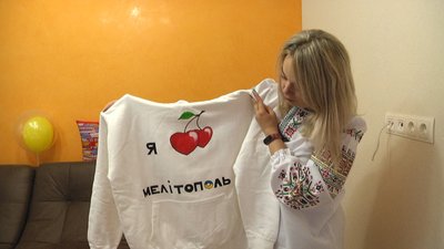 Патріотичні худі від житомирської волонтерки – Ніна Шепетуха розписує і продає одяг, аби підтримати ЗСУ Патріотичні худі від житомирської волонтерки – Ніна Шепетуха розписує і продає одяг, аби підтримати ЗСУ