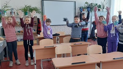 "Зігрій долоньки". Для дітей з прифронтових сіл Луганщини волонтери зібрали рукавички "Зігрій долоньки". Для дітей з прифронтових сіл Луганщини волонтери зібрали рукавички