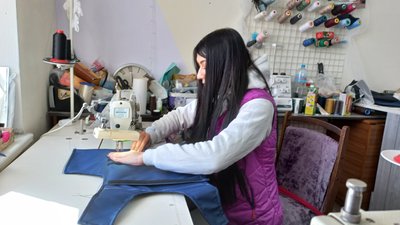 У Полтаві виготовляють бронежилети зі спеціальними металевими пластинами У Полтаві виготовляють бронежилети зі спеціальними металевими пластинами