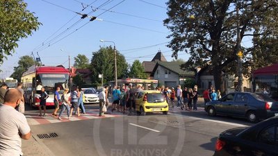 Четвертий день без газу. У Франківську люди перекрили дорогу Четвертий день без газу. У Франківську люди перекрили дорогу