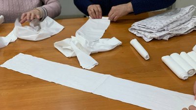 В музеї у Тернополі виготовляють медичні перев'язки В музеї у Тернополі виготовляють медичні перев'язки