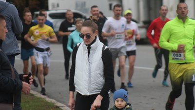 У Полтаві влаштували забіг, щоб зібрати гроші для ЗСУ У Полтаві влаштували забіг, щоб зібрати гроші для ЗСУ