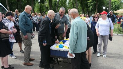 "Помер від ран". У Глухові попрощалися із захисником Романом Гладушкою "Помер від ран". У Глухові попрощалися із захисником Романом Гладушкою