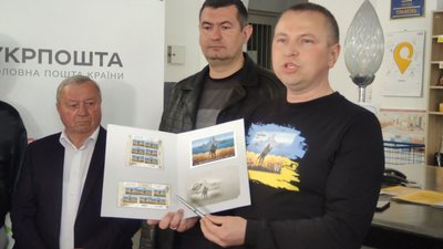 Черги до відділення Укрпошти: у Луцьку відбулось спецпогашення марки "Рускій воєнний корабль… всьо"