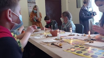 На Тернопільщині діти вчилися розмальовувати писанки На Тернопільщині діти вчилися розмальовувати писанки