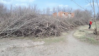 У Новоукраїнці місцеві прибрали біля Млина Варшавського У Новоукраїнці місцеві прибрали біля Млина Варшавського