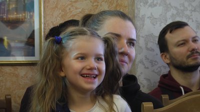 Актори вінницького театру ляльок влаштовують благодійні вистави для дітей-переселенців Актори вінницького театру ляльок влаштовують благодійні вистави для дітей-переселенців