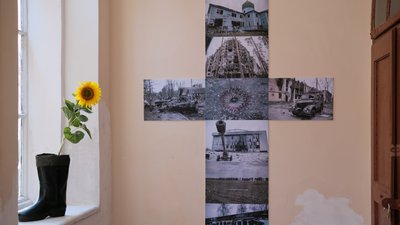 "Україна – Розп’яття. Епізоди": у Чернівцях відкрили виставку про російсько-українську війну "Україна – Розп’яття. Епізоди": у Чернівцях відкрили виставку про російсько-українську війну