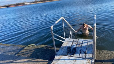 Водохреща: як херсонці долучаються до традиції купання в крижаній воді Водохреща: як херсонці долучаються до традиції купання в крижаній воді
