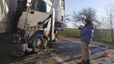 На трасі М-14 сталася ДТП: зіткнулися дві вантажівки На трасі М-14 сталася ДТП: зіткнулися дві вантажівки