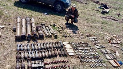 Прикарпатські вибухотехніки знешкоджують на Сумщині боєприпаси, які залишили російські військові Прикарпатські вибухотехніки знешкоджують на Сумщині боєприпаси, які залишили російські військові