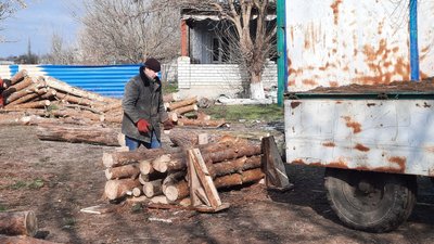 Кубометри для громади. На Миколаївщині люди продовжують отримувати дрова від держави Кубометри для громади. На Миколаївщині люди продовжують отримувати дрова від держави