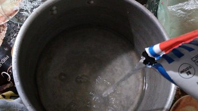 Замість молока – вода: на підприємстві з Рівненщини пояснили, як це сталось та вилучають продукцію Замість молока – вода: на підприємстві з Рівненщини пояснили, як це сталось та вилучають продукцію