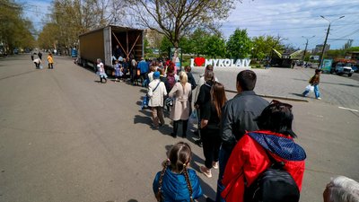 Люди у черзі за ємностями з водою, 5 травня 2022 року Люди у черзі за ємностями з водою, 5 травня 2022 року