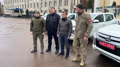 У Житомирі для українських захисників передали 10 пікапів та 50 FPV-дронів У Житомирі для українських захисників передали 10 пікапів та 50 FPV-дронів