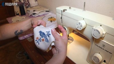 Хмельничанка створює особливі дизайнерські маски з вишивкою