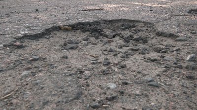 Люди просять відремонтувати дорогу між Крутьками і Благодатним Люди просять відремонтувати дорогу між Крутьками і Благодатним