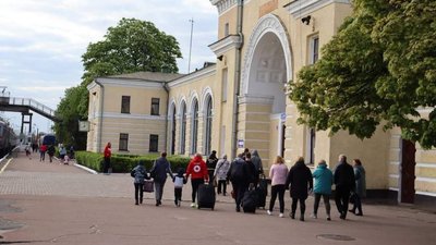 На Житомирщину прибув ще один евакуаційний потяг з переселенцями з Донеччини На Житомирщину прибув ще один евакуаційний потяг з переселенцями з Донеччини
