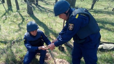 27 боєприпасів часів минулих війн знищили піротехники на Херсонщині 27 боєприпасів часів минулих війн знищили піротехники на Херсонщині