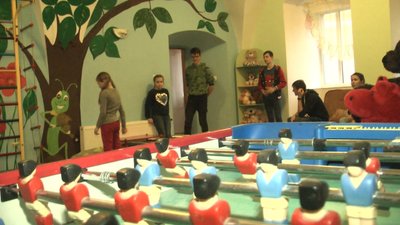 Для проведення часу разом вся родина збирається ввечері в ігровій, де грають у різні настільні ігри.
