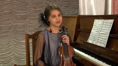 "Я просто дивлюся на скрипку і думаю, щоб добре зіграти". Прикарпатська скрипалька Каріна Семанів "Я просто дивлюся на скрипку і думаю, щоб добре зіграти". Прикарпатська скрипалька Каріна Семанів