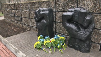 У Маріуполі вшанували пам’ять в’язнів нацистських концтаборів. Спогади колишніх ув’язнених