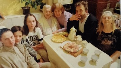 "Ми стали однією родиною". Жителька Прикарпаття двічі прихистила переселенців з Київщини "Ми стали однією родиною". Жителька Прикарпаття двічі прихистила переселенців з Київщини