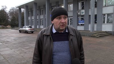 Недобудовані сходи: у Новгороді-Сіверському вже рік не можуть відремонтувати ґанок будинку культури
