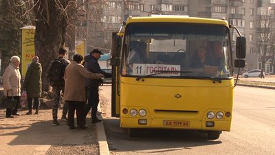 Шість тисяч медпрацівників не можуть дістатись на роботу у Черкаси Шість тисяч медпрацівників не можуть дістатись на роботу у Черкаси