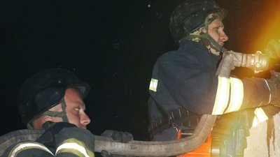 Рятувальники долають наслідки дронової атаки. 17 вересня 2025 рік