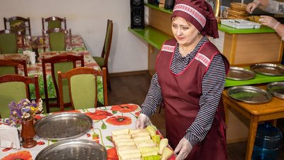Плетуть сітки, ліплять вареники, шиють балаклави. Артисти Дніпровського театру долучились до волонтерства Плетуть сітки, ліплять вареники, шиють балаклави. Артисти Дніпровського театру долучились до волонтерства
