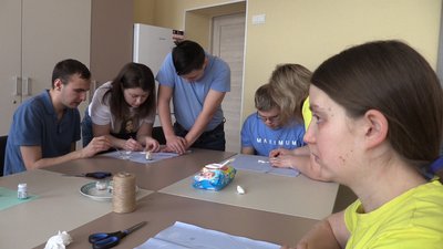 Янголи пам'яті: у Черкасах прикрасили алею біля стели Героїв Небесної Сотні Янголи пам'яті: у Черкасах прикрасили алею біля стели Героїв Небесної Сотні