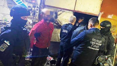 У Житомирі правоохоронці затримали чотирьох людей, яких підозрюють в організації наркобізнесу