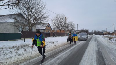 Ветеран війни з Кіровоградщини виpушив у піший маpафон на милицях і протезі Ветеран війни з Кіровоградщини виpушив у піший маpафон на милицях і протезі