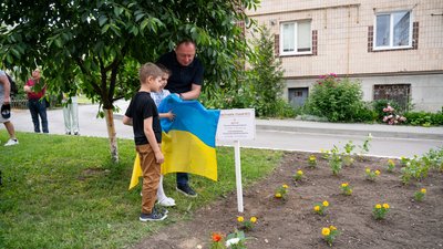 квітник, пам'ятна табличка