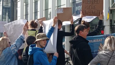 На центральній площі Дніпра нагадали про військовополонених "Азовсталі" На центральній площі Дніпра нагадали про військовополонених "Азовсталі"