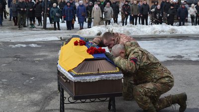 У Глухові провели в останню путь військовослужбовця Сергія Блохіна У Глухові провели в останню путь військовослужбовця Сергія Блохіна
