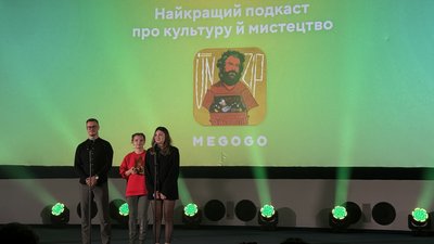 Команда Суспільного на врученні премії "Слушно" подкасту Unzip